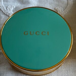 Gucci Poudre De Beaute Eclat Soleil 01 damaged box